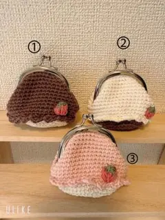 いちご刺繍付きカップケーキ　がま口