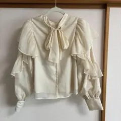 【美品】NICE CLAUPアイボリー フリル付きブラウス