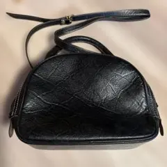 レディース　黒のショルダーバッグ　本革