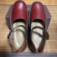 赤いレザー ストラップ付きシューズ