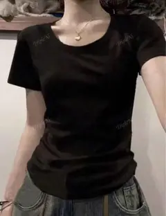 シンプルな黒の半袖Tシャツ