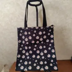花がら模様のトートバッグ
