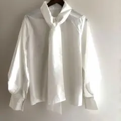 ホワイトリボン付き長袖シャツ