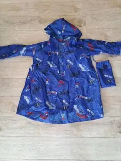 車柄の青いレインコート