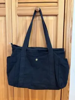 黒いキャンバストートバッグ