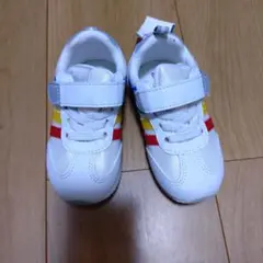 カラフルストライプのホワイトスニーカー