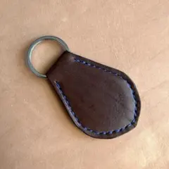 レザーキーホルダー 本革 ダークブラウン 青ステッチ　ハンドメイド