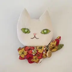 スカーフなびく猫ブローチ