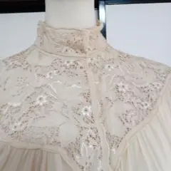 森英恵　豪華汕頭刺繍の襟付きクリーム色長袖ブラウス　シルク　クリーニング済