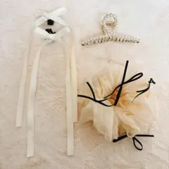 アイボリー系のヘアアクセサリーセット　シュシュ　ヘアクリップ　リボンクリップ