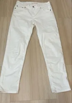 LEVI’S白のデニムパンツ