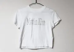 Matin Kim ホワイト ロゴ クロップドTシャツ