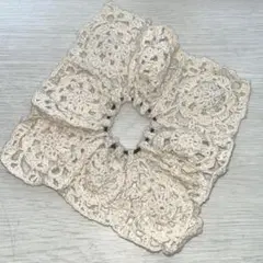 アイボリー かぎ針編みシュシュ　フラワーモチーフ