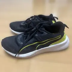 美品　男の子　PUMA プーマ　スニーカー　靴 黒黄色　22cm