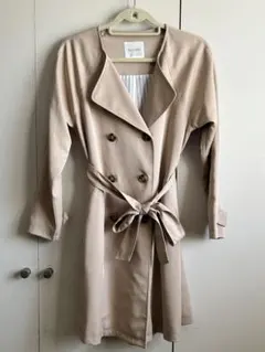 ベージュ ダブルブレスト トレンチコート