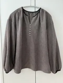 Fredy emue 起毛パイピングギャザーブラウス チャコールグレー