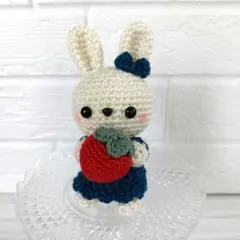 うさぎのあみぐるみ（アクリル、青ドレス）