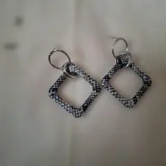 スネーク柄 ヘビ柄スクエア型ピアス