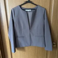 ノーカラージャケットとパンツセット グレー