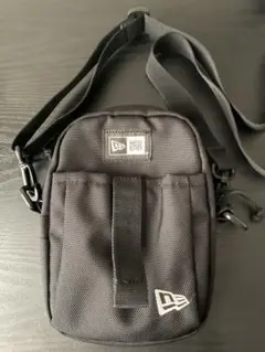 NEW ERA ブラックショルダーバッグ