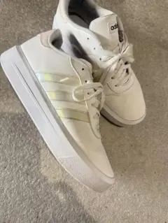 adidas ホワイト スニーカー 厚底