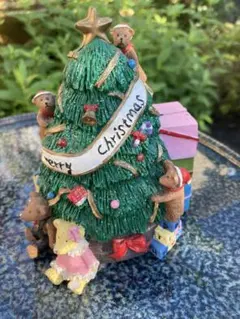 クリスマスツリー装飾とサンタフィギュア