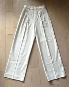 ユニクロ　タックワイドパンツ　クリーム色　Lサイズ