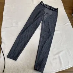 UNDER ARMOUR トレーニングタイツ　SMサイズ