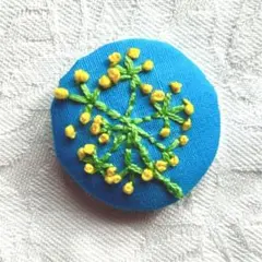 ハンドメイド　刺繍ブローチ　黄色い花　青空　丸　菜の花