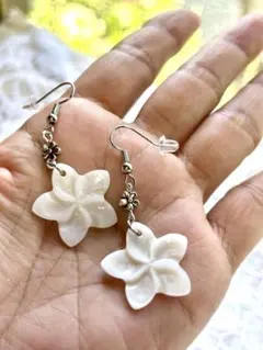 ホワイトフラワーピアス 樹脂製
