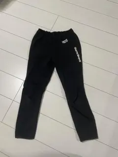 ブラック ロゴ入り スリムフィットパンツ