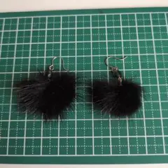 未使用　黒いファーのボンボンピアス