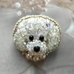 co152　ビションフリーゼのミニブローチ　ビーズ刺繍　犬　ハンドメイド