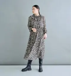 whyto☆美品☆フラワーフリルカラー　シャーリングワンピース 花柄 長袖のサムネイル