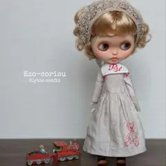 ブライス　アウトフィット　赤糸　テディベア刺繍　ワンピース　つけ襟　バブーシュカ