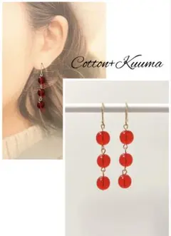 赤いチェコビーズの3連揺れるピアス
