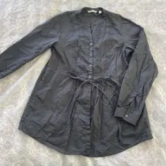 ダークグレー ボタンアップシャツ