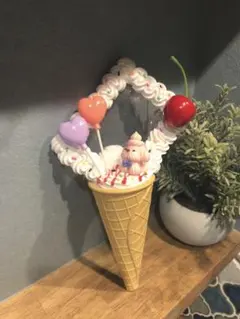 【ハンドメイド】ホイップデコ　硬質トレカケース　ソフトクリーム（B8）