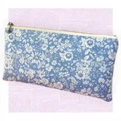 高級感溢れるリバティの長財布　マルチポーチ　シックな花柄　ブルー系