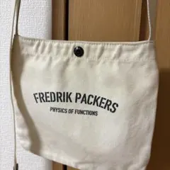 FREDRIK PACKERS サコッシュ アイボリー