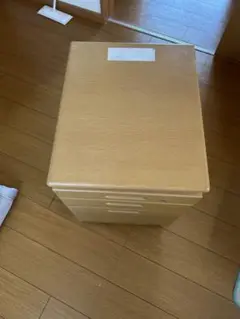 ベージュの3段引き出し脇机