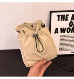 軽量　ナイロン　ミニショルダー　巾着　バック　サコッシュ　ホワイト