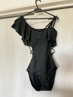 フリル付きブラックワンピース水着