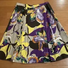 美品✨MaxMara 花柄 黒 膝丈シルクスカート 美品✨MaxMara 花柄 黒 膝丈シルクスカート