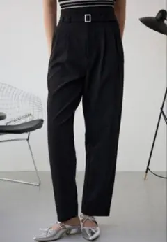 新品未使用☆ ベルトタックテーパードパンツAZUL BYMOUSSY