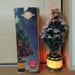 イルミネーション付きクリスマスツリー