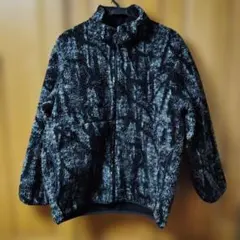 フリースジャケット 黒と灰色のパターン