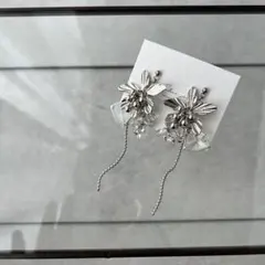 【A44】大ぶり　フラワー　シルバー　ロング　ビジュー　ピアス / イヤリング
