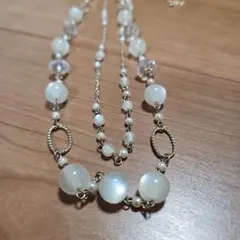 ホワイトビーズとクリスタルのロングネックレス