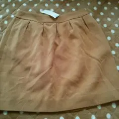 ベージュの膝上スカート